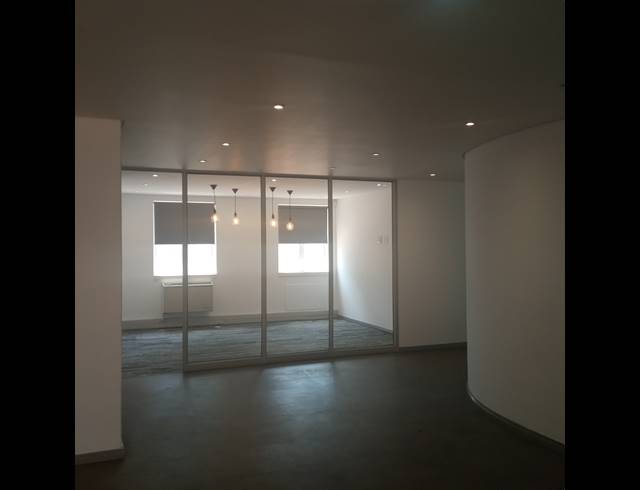2,422M² OFFICE FOR SALE IN BRYANSTON